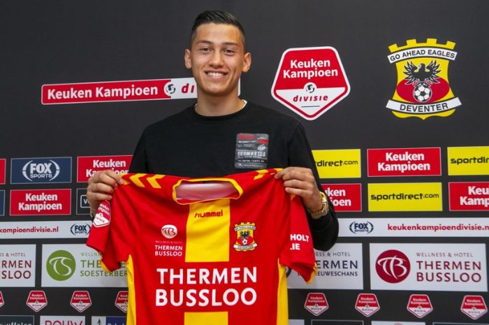 KERJA KERAS: Kerja keras dan mimpi yang dibangun Jay Idzes berbuah manis ketika melakukan debutnya bersama Timnas Indonesia di Kualifikasi Piala Dunia 2026. (Go Ahead Eagles) - Image