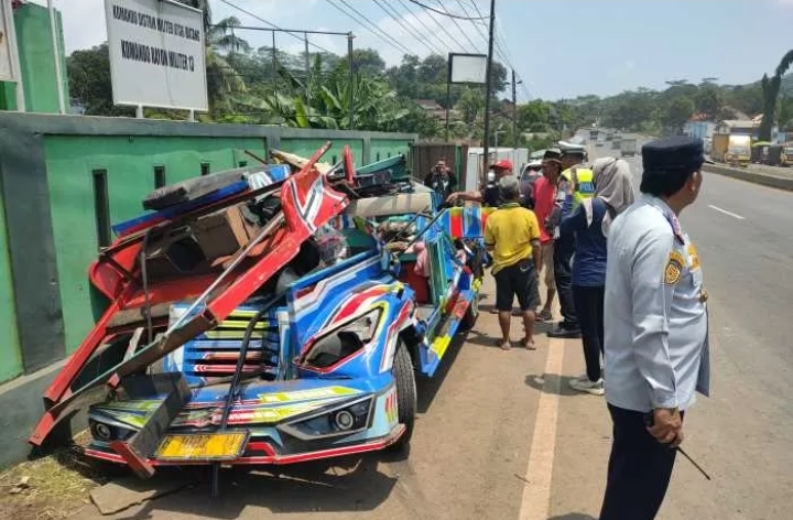 Truk trailer menyeruduk dua kendaraan odong-odong sarat penumpang di jalur Pantura Desa Sembung Kecamatan Banyuputih, Kabupaten Batang. (Radar Semarang/ JPG) - Image