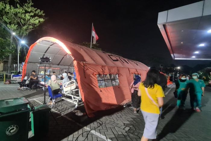 Ratusan pasien dari RS Unair Surabaya dievakuasi ke lapangan depan rumah sakit dengan tenda darurat milik BPBD Surabaya. - Image
