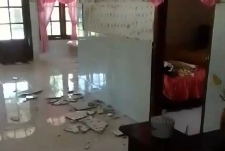 Kerusakan di salah satu rumah warga di Pulau Bawean, Kabupaten Gresik, Jawa Timur, akibat gempa Tuban, Jumat (22/3/2024). ANTARA/HO-Amal - Image