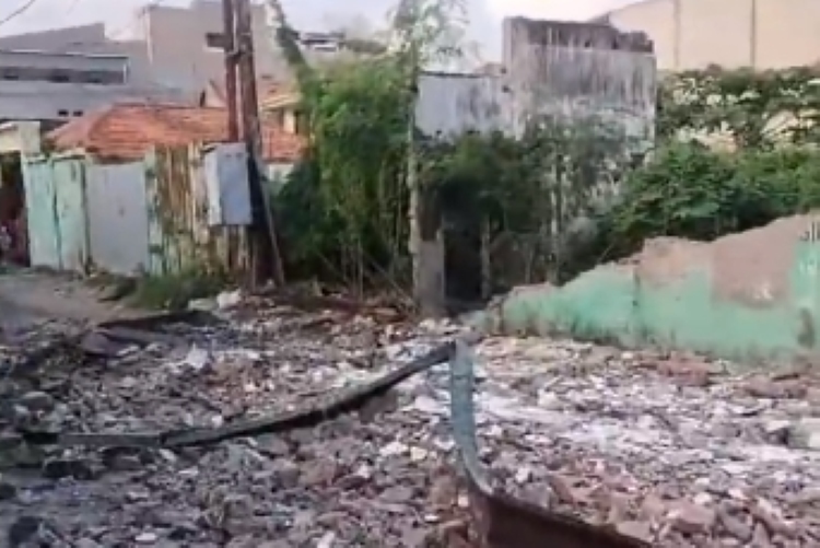 Sebuah rumah roboh akibat gempa di Jalan Ngaglik, Surabaya. (Instagram) - Image