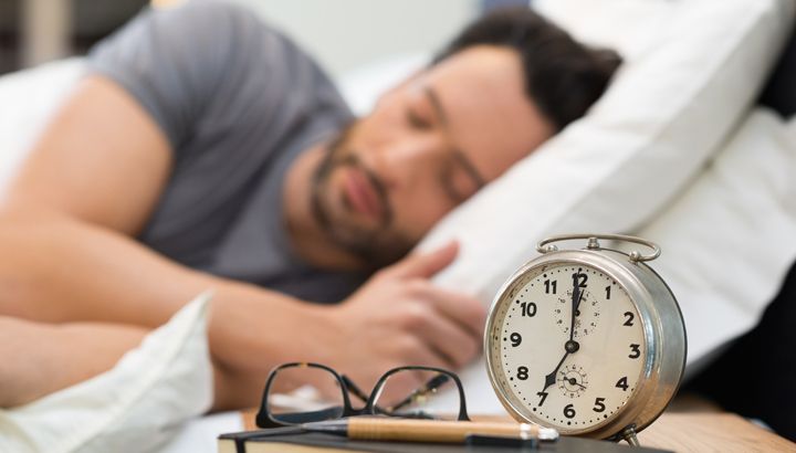 Tidur setelah sahur ternyata berbahaya. Salah satunya dapat menyebabkan produksi asam lambung meningkat. Sumber: The Alternative Daily - Image