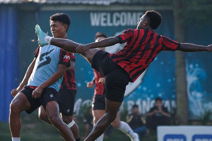 KECEWA: Arema FC yang statusnya hanya menumpang di Bali harus jadi pelajaran Aremania agar menerima konsekuensi Derbi Jatim kontra Persebaya Surabaya digelar tanpa penonton. (Arema FC) - Image
