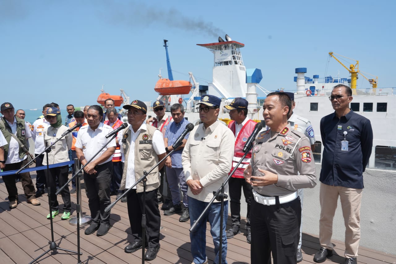 Kakorlantas Polri Irjen Pol Aan Suhanan bersama Menko PMK Muhadjir Effendy dan Menhub Budi Karya Sumadi menghadiri rapat koordinasi angkutan lebaran 2024 lintas Merak-Bakauheni, Sabtu (23/3). - Image