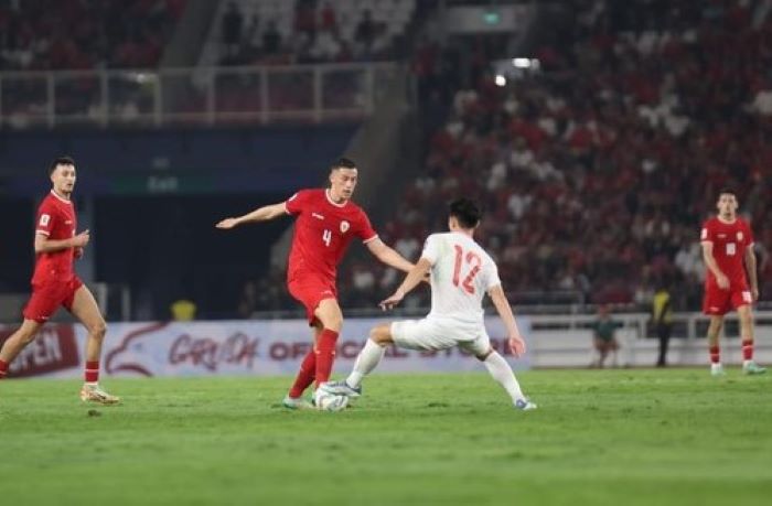 Pemain timnas Indonesia Jay Idzes tampil kokoh saat melawan Vietnam. - Image