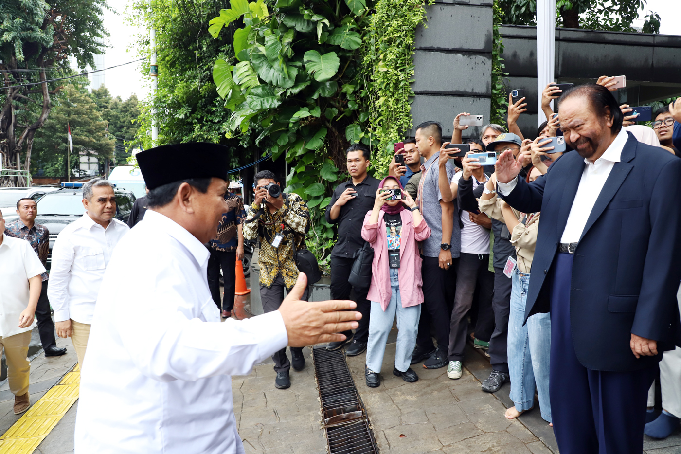 Presiden terpilih periode 2024-2029 Prabowo Subianto (kiri) berjabat tangan dengan Ketua Umum Partai NasDem Surya Paloh saat melakukan pertemuan tertutup di NasDem Tower, Jakarta, Jumat (22/3/2024). - Image