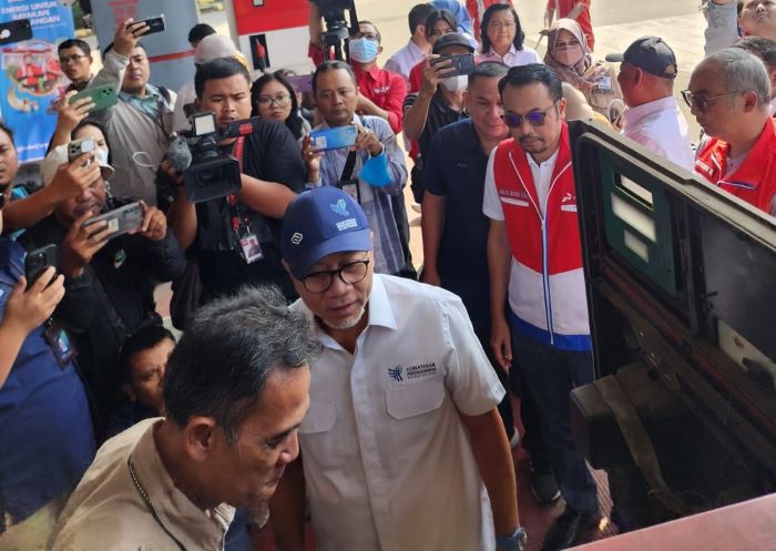 Menteri Perdagangan Zulkifli Hasan bersama Direktur Pemasaran Regional Pertamina Patra Niaga Mars Ega Legowo Putra mengecek SPBU 34.41345 Jalan Tol Jakarta – Cikampek Rest Area KM 42. - Image