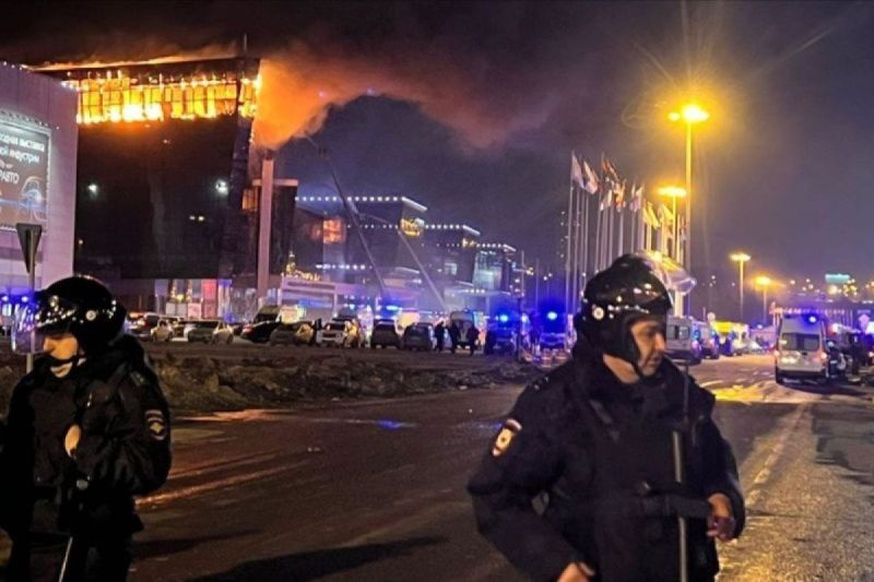 Pasukan keamanan berjaga di dekat Crocus City Hall, Krasnogorsk, Rusia, menyusul serangan kelompok bersenjata ke gedung tersebut, Jumat (22/3/2024) waktu setempat. (ANTARA/Anadolu/pri.) - Image