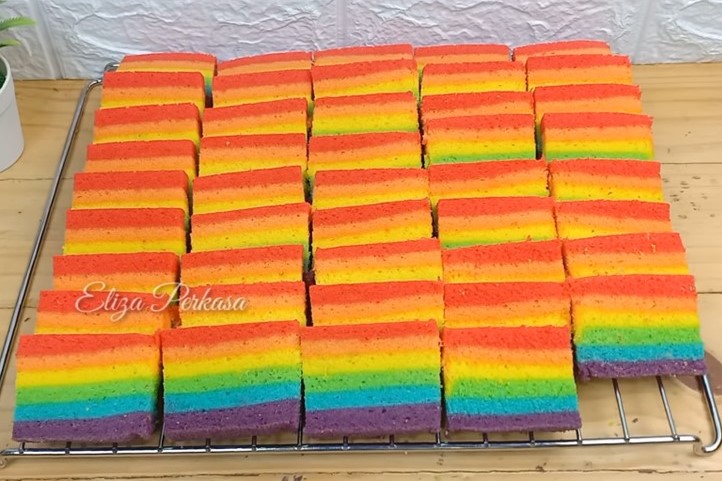 Bolu Kukus Pelangi Potong./Sumber foto: YouTube: Eliza Perkasa - Image