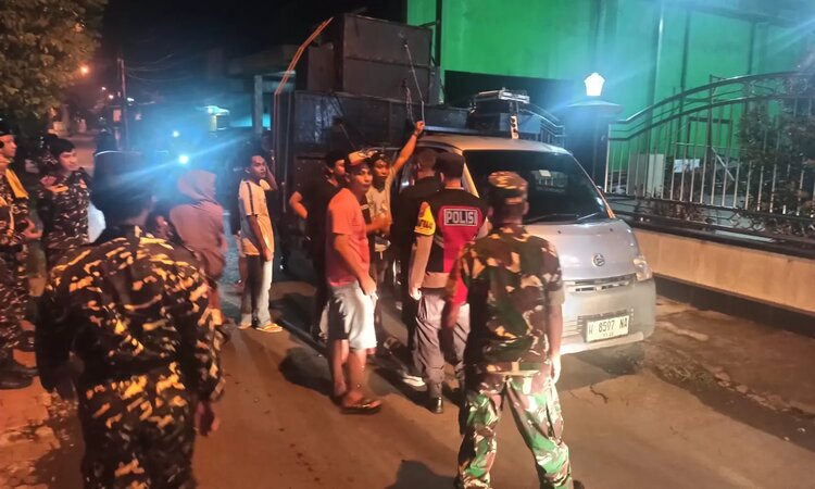 Petugas gabungan dari Polsek dan Koramil Tanggulangin saat mengamankan pikap muat sound system yang digunakan untuk sahur on the road. (Dok Radar Sidoarjo/JPG) - Image