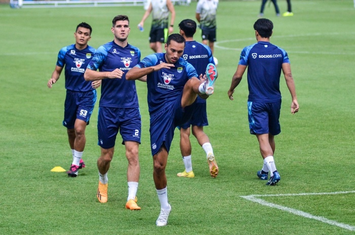 LATIHAN INTENSIF: Pemain Persib Bandung menjalani latihan rutin, bahkan menggelar game internal sebelum menghadapi Bhayangkara FC, Kamis (28/3) malam. (Badan Liga Indonesia) - Image