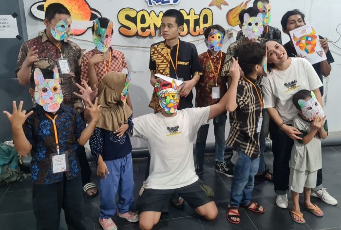 ArtO Community di Surabaya ajak anak-anak difabel mewarnai topeng di SWK Kapas Krampung. - Image