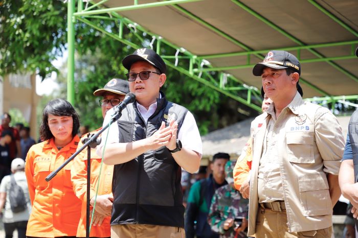Pj Gubernur Jatim Adhy Karyono bersama Kepala BNPB Letjen TNI Suharyanto dan rombongan meninjau dampak gempa bumi di Pulau Bawean, Gresik, Minggu (24/3). - Image