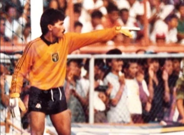 LEGENDA: I Gusti Putu Yasa, kiper legendaris Persebaya Surabaya dan Timnas Indonesia yang berhasil mengantarkan Timnas Indonesia raih emas SEA Games 1987. (Bajulijo.net) - Image