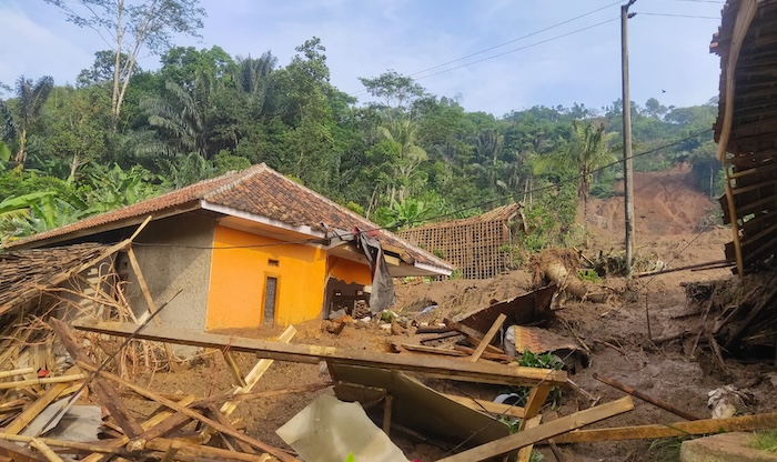 Banjir bandang hingga tanah longsor menimpa kawasan Kabupaten Bandung Barat pada Minggu (24/3) sekitar pukul 23.00 WIB. - Image