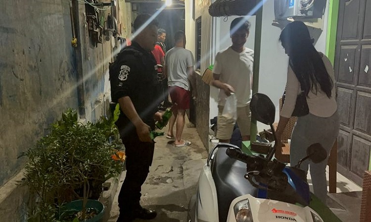 Tim Sparta Sat Samapta Polresta Surakarta mengamankan 3 orang laki – laki dan 1 orang wanita karena kedapatan sedang pesta miras di Banjarsari, Surakarta. (Dok Humas Polri) - Image