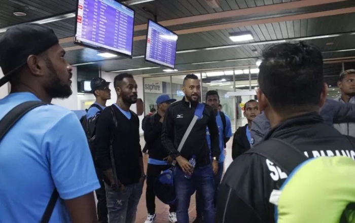 LELAH: Para pemain Semen Padang harus melakoni perjalanan 19 lebih dari Padang ke Serui. (Jawa Pos) - Image