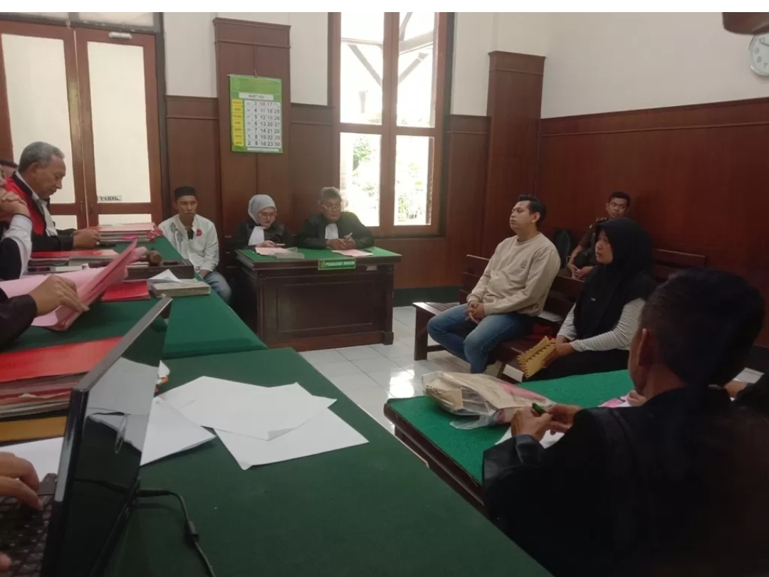 Adi Laksamana Putra diadili di PN Surabaya. - Image