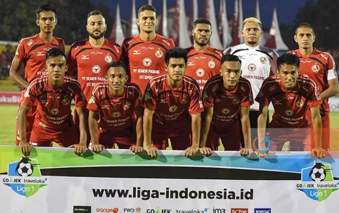 KISAH PERJALANAN: Semen Padang pernah merasakan away terjauh di Liga Indonesia ketika musim Liga 1 2017, fenomena ini menyimpan banyak memori kala itu. (JawaPos.com) - Image