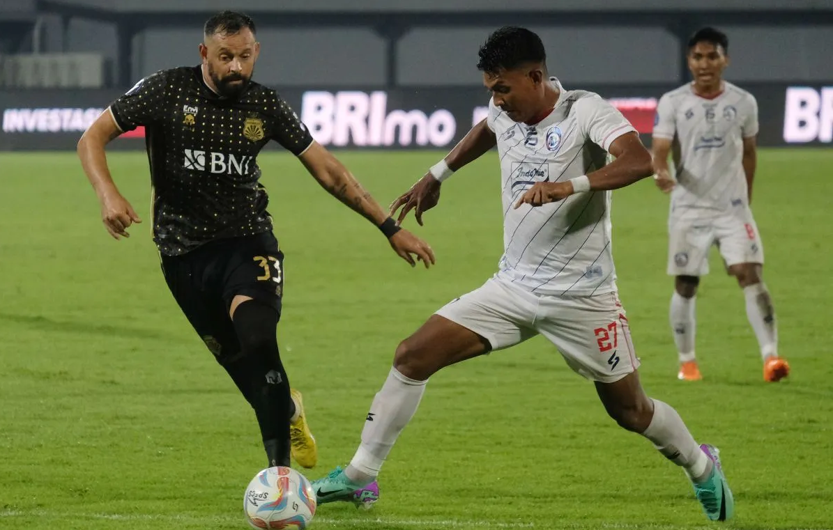 Pemain Arema FC, Dedik Setiawan (kanan) sedang berebut bola dengan pemain Bhayangkara FC, Matias Mier (kiri) di Stadion Kapten I Wayan Dipta, Gianyar pada hari Rabu (6/3) lalu. - Image
