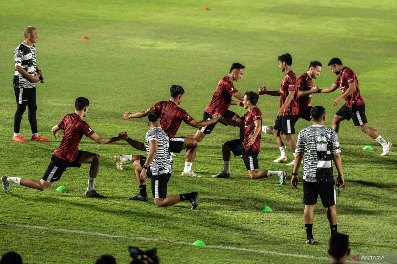 Sejumlah pesepak bola Timnas Indonesia melakukan latihan di Stadion Madya, Senayan, Jakarta, Senin (18/3/2024). ANTARA FOTO/Bayu Pratama S/aww. (ANTARA FOTO/BAYU PRATAMA S) - Image