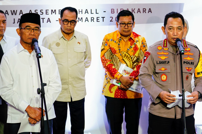 Kapolri Jenderal Listyo Sigit Prabowo memberikan keterangan usai rakor bersama stakeholder. Tampak Menko PMK Muhadji Effendy, dan Menhub Budi Karya Sumadi. - Image
