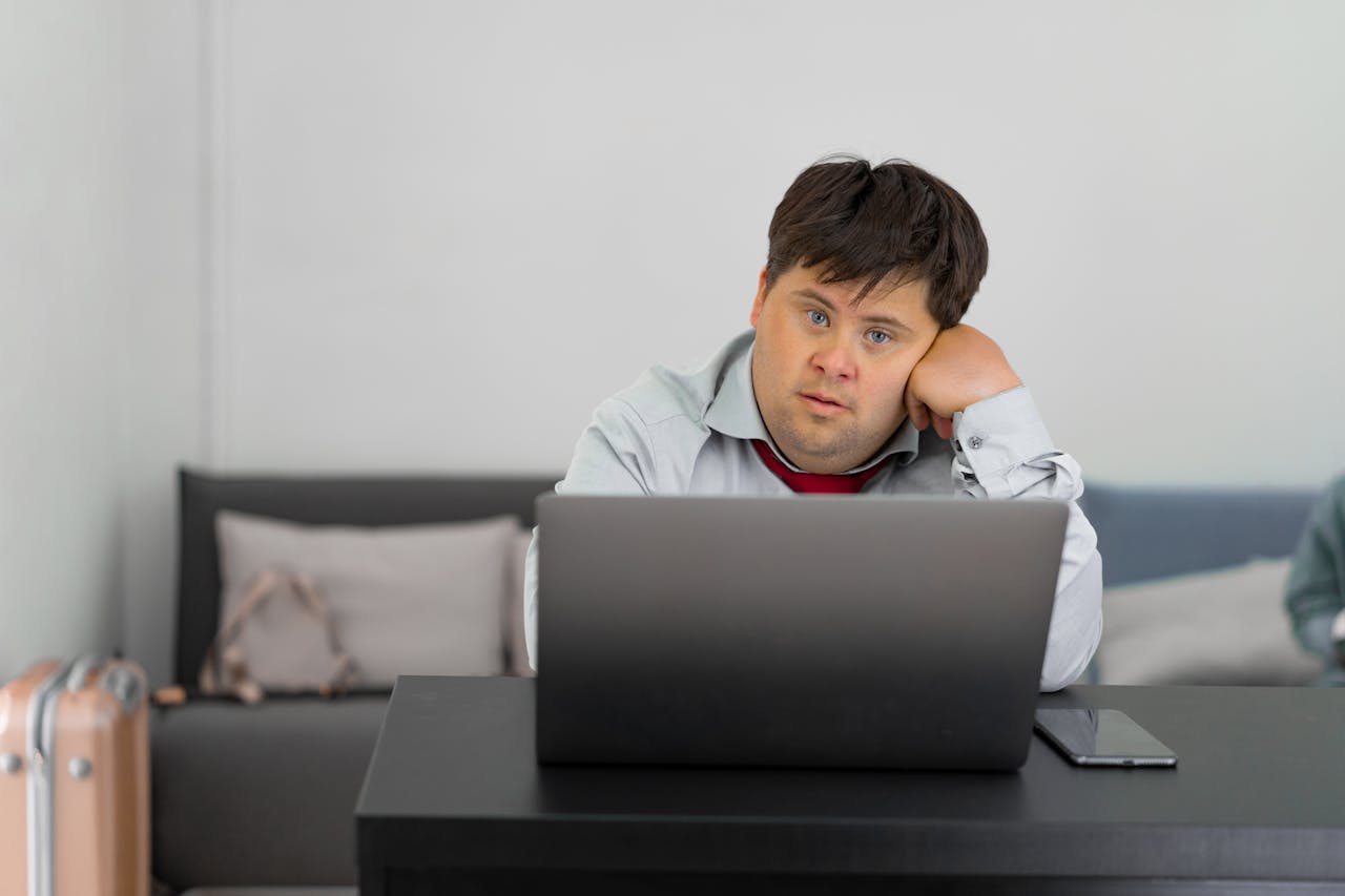 Orang yang mengalami impostor syndrome./Sumber foto : Pexels/Mikhail Nilov - Image