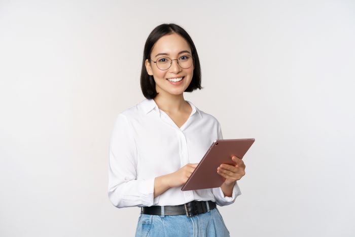 Ilustrasi wanita karir dengan buku Sumber foto: Freepik - Image