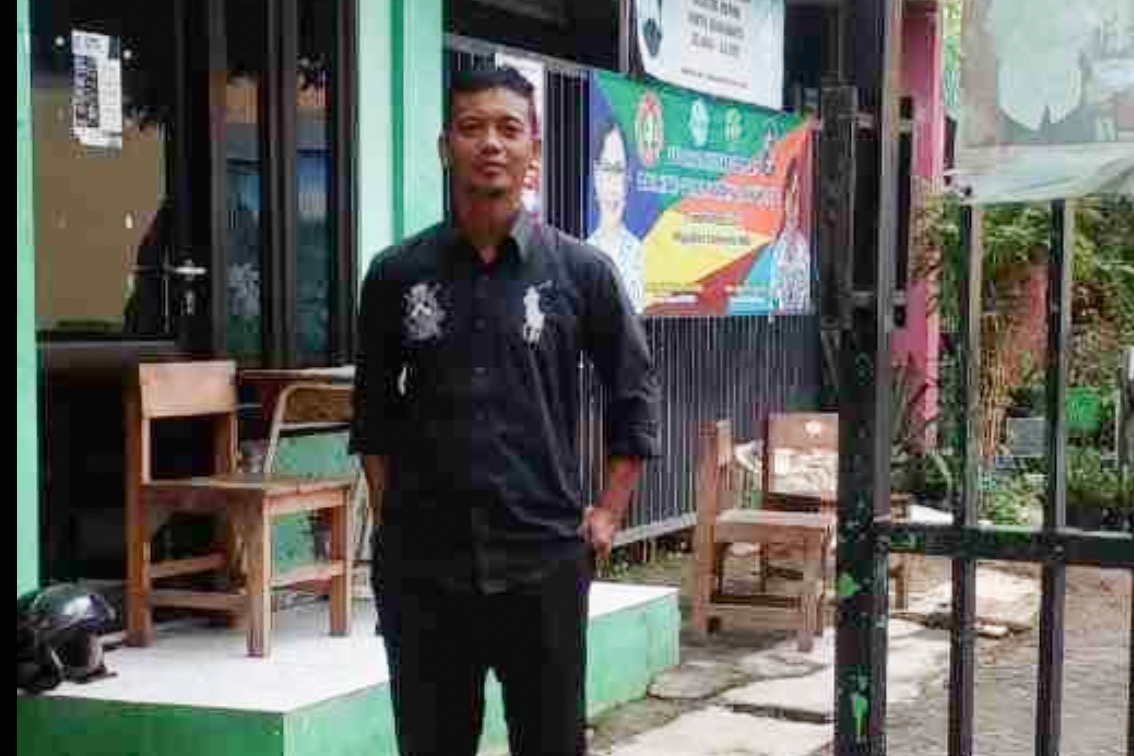 Jatmiko, mantan pemain Persebaya Surabaya yang kini bekerja di SMPN 48 Surabaya - Image