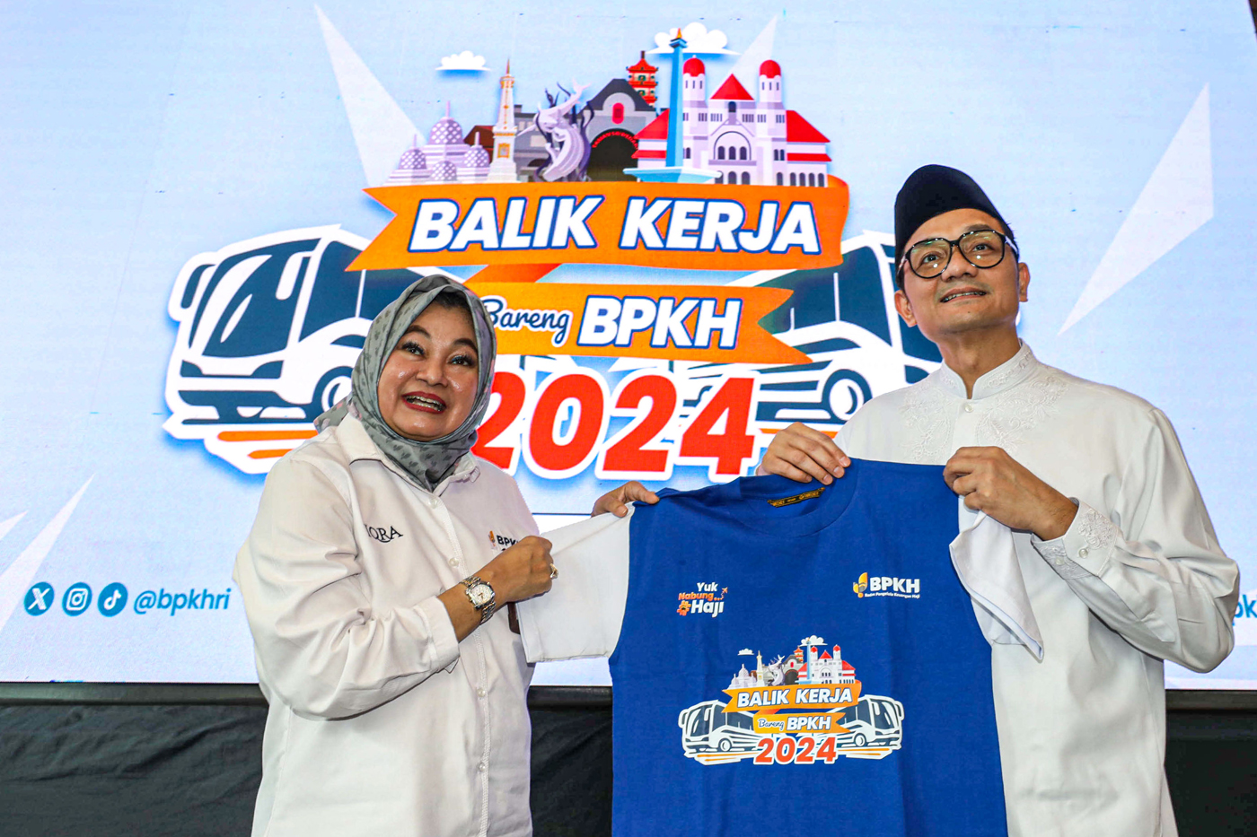 Kepala BPKH Fadlul Imansyah (kanan) bersama dengan Anggota BPKH Sulistyowati saat acara konferensi pers Balik Kerja Bareng BPKH 2024 di Jakarta, Senin (25/3/2024). - Image