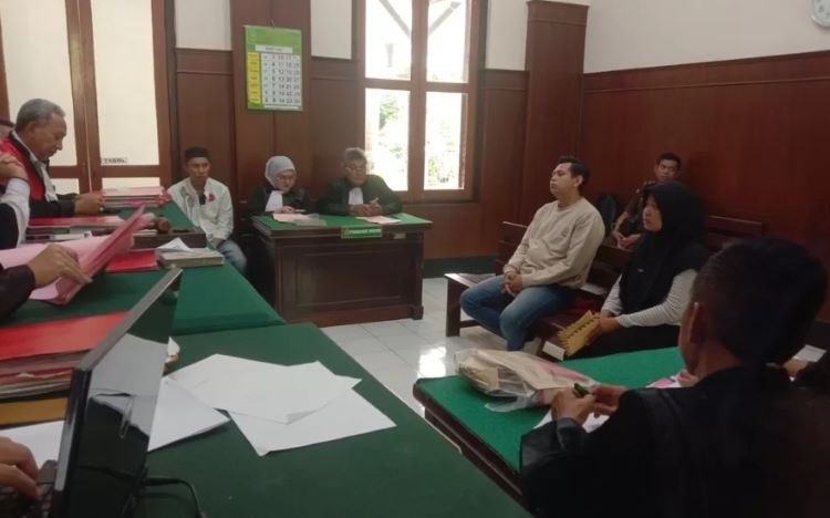 KHILAF: Adi Laksamana disidang terkait skandal jual istri di Surabaya. (Dok Radar Surabaya) - Image