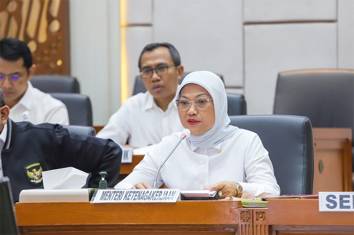Menaker Ida Fauziyah saat menghadiri Rapat Kerja bersama Komisi IX DPR RI di Jakarta, Selasa (26/3/2024). - Image