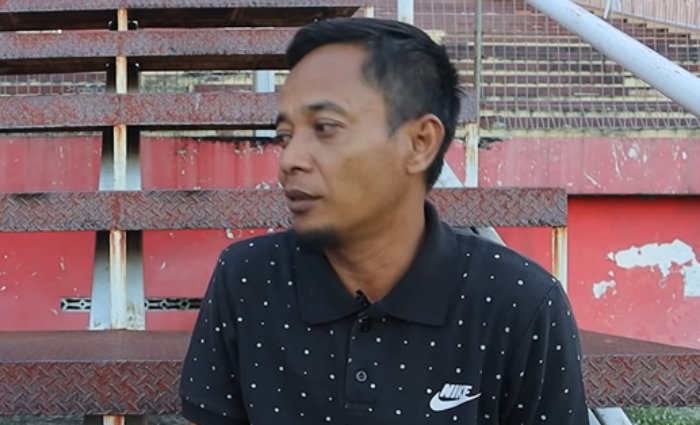 MONCER: Memori manis Abdul Kirom, striker mungil pilar juara Persebaya Surabaya yang cetak gol ke Arema ketika menang 6-1. (Youtube Omah Balbalan) - Image