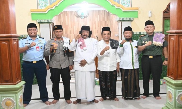 Safari Ramadan Ponpes Al- Ma’arif Madiun, Mempererat Tali Silaturahmi Antara Pihak Kepolisian, TNI, Pemerintah dengan Tokoh Agama. (dok madiunkab) - Image