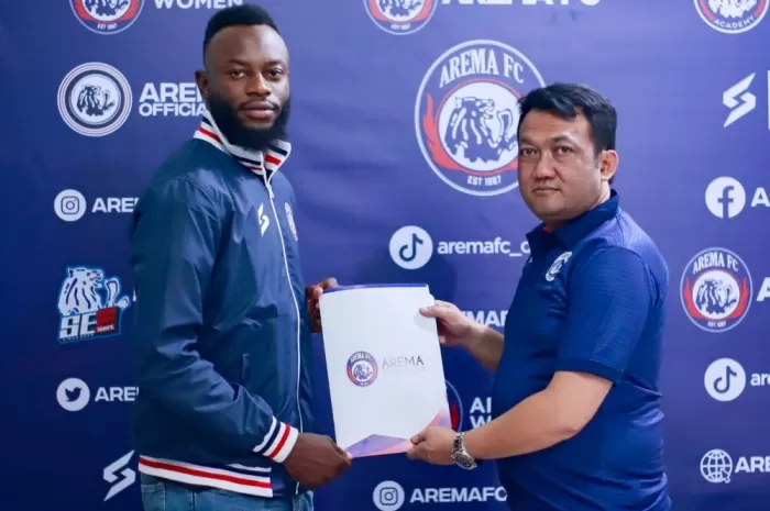 JADI ANDALAN: Charles Lokolingoy jadi salah satu amunisi rahasia Arema FC untuk meredam ketajaman Persebaya Surabaya. - Image