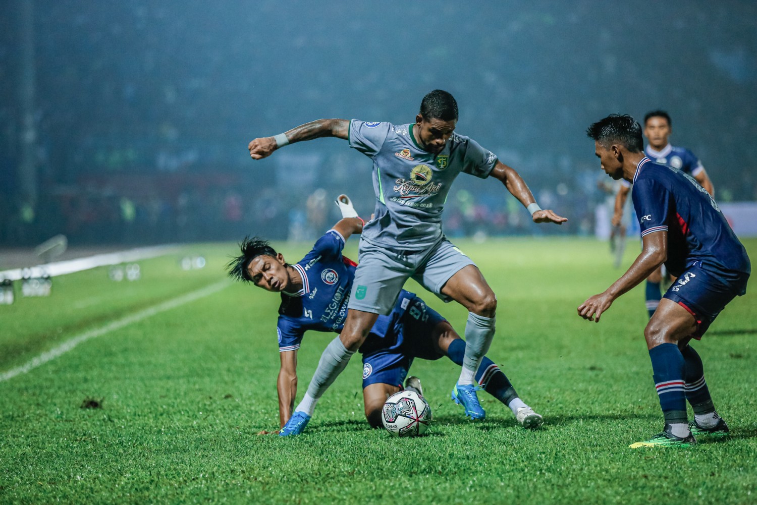 RIVALITAS: Derbi Jatim Arema FC vs Persebaya Surabaya bisa jadi representasi rivalitas Galatama dan Perserikatan di era sebelum Liga Indonesia 1994. - Image