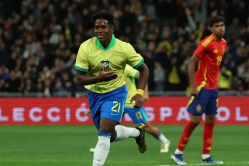 Selebrasi Endrick setelah mencetak gol untuk Brasil dalam pertandingan Laga persahabatan lawan Spanyol di Santiago Bernabeu pada Rabu (27/3/2024). ANTARA/AFP - Image