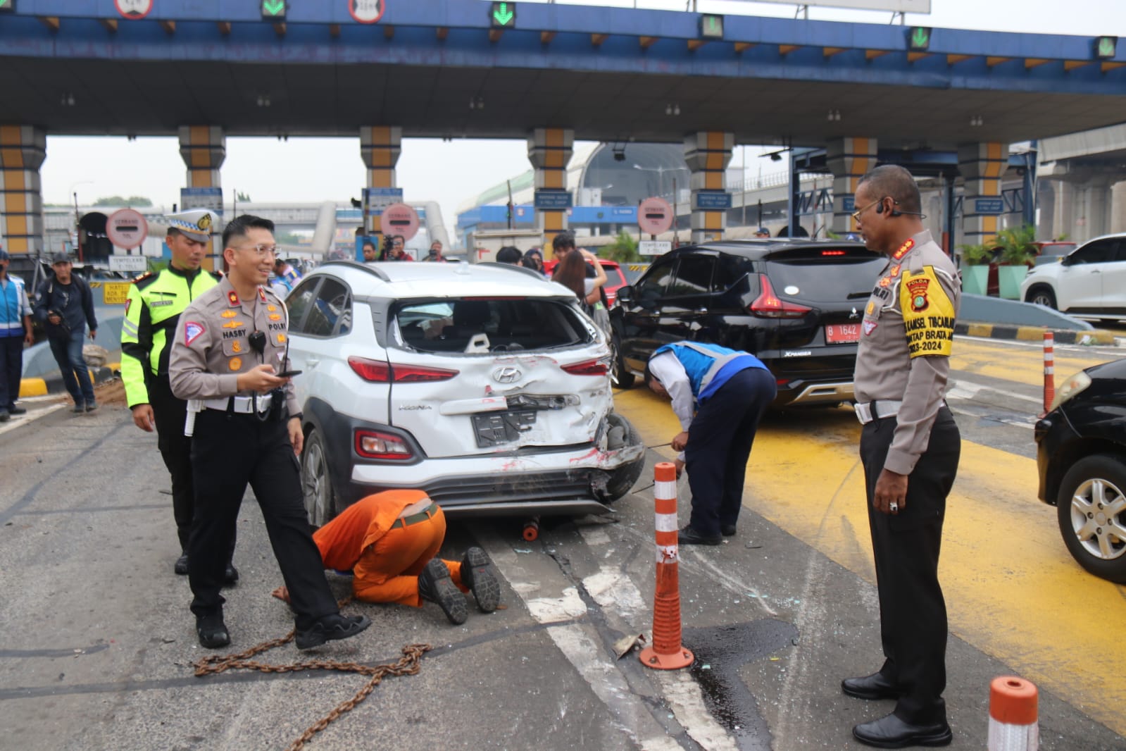Kecelakaan beruntun yang melibatkan tujuh mobil terjadi di Gerbang Tol Halim, Jakarta Timur dari arah Bekasi ke Tol dalam kota. (Dok Polda Metro Jaya) - Image