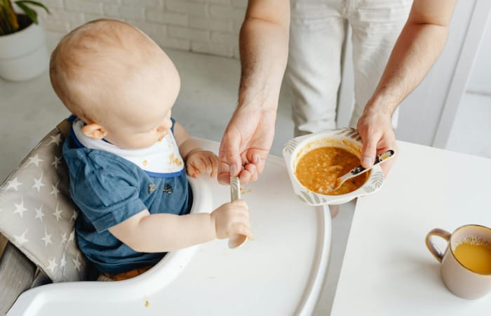 Ilustrasi bayi dengan makan MPASI (pexels/Karolina Grabowska) - Image