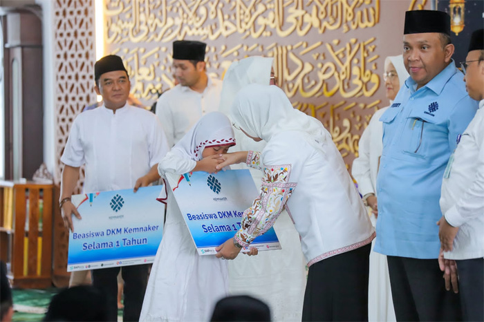 Pegawai Kementerian Ketenagakerjaan memperingati Nuzululquran atau awal diturunkannya Alquran sekaligus acara pemberian bea siswa di Masjid Baitul Latief Kemnaker, Jakarta, Rabu (27/3/2024). - Image