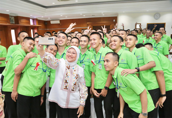 Menaker Ida Fauziyah pada acara Graduation Ceremony Techincal Intern Training Program in Japan Batch 12 yang diselenggarakan PT Panasonic Manufacturing Indonesia di Jakarta Timur, Rabu (27/3/2024). - Image