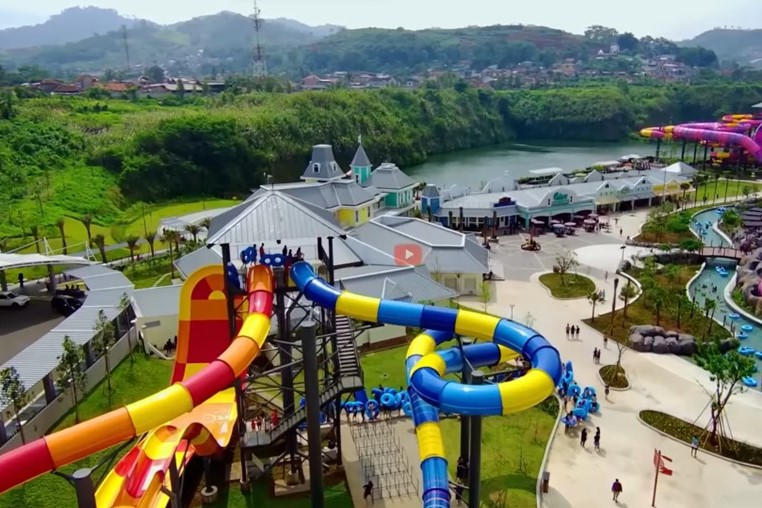 Wahoo Waterworld Waterpark Terbesar di Jawa Barat./Tangkap Layar YouTube Friska Yeni - Image