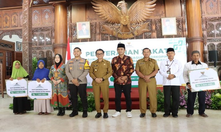 Prosesi Penyerahan Zakat Oleh Penjabat (Pj) Bupati Tulungagung, Heru Suseno ke Badan Amil Zakat Nasional (Baznas) Tulungagung. (Humas Polri) - Image