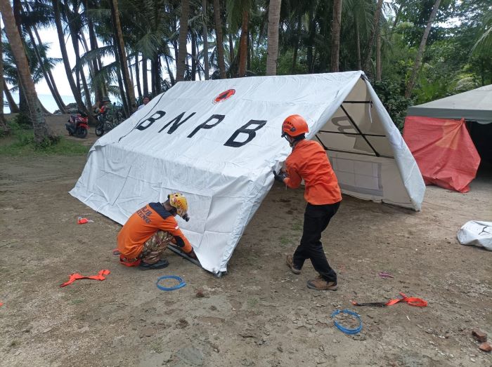 Petugas mendirikan tenda untuk pengungsi warga terdampak gempa di Pulau Bawean. - Image