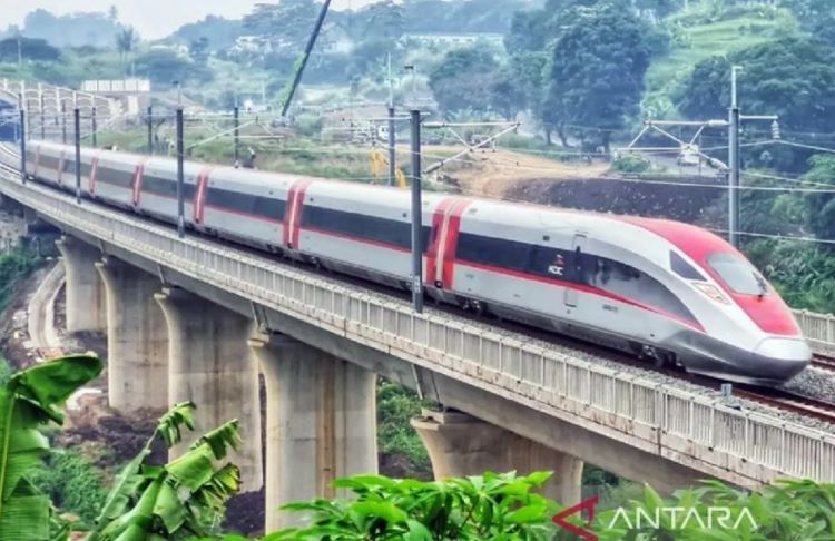 Ilustrasi - Rangkaian kereta cepat "Whoosh". (ANTARA/HO-KCIC/am) - Image