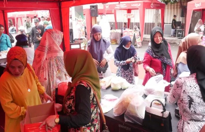 Warga berburu takjil di Pasar Ramadhan. - Image