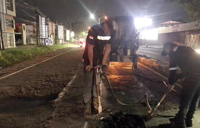 Perbaikan ruas jalan nasional Surabaya-Malang di Desa Suwayuwo, Kecamatan Sukorejo, Kabupaten Pasuruan. - Image
