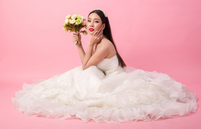 Ilustrasi perempuan memakai gaun pengantin. (Freepik/jcomp) - Image