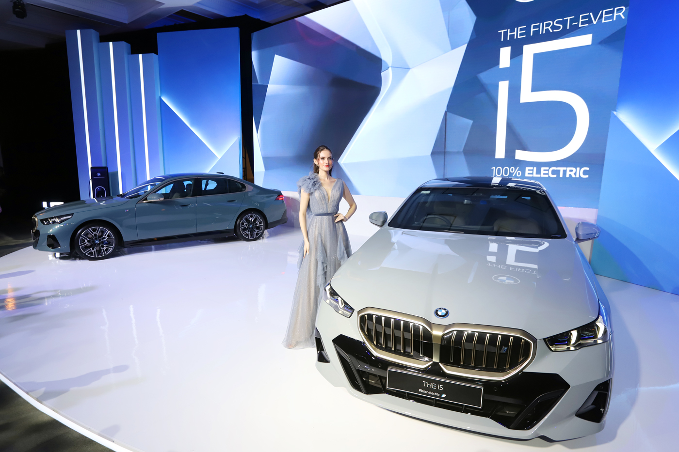 Model saat berpose pada peluncuran mobil listrik BMW i5 di Jakarta, Selasa (26/3/2024). - Image