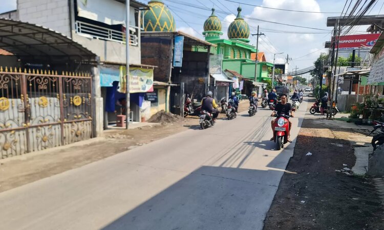 TAMBAH SALURAN: Jalan Geluran-Suko sudah rampung dibeton. (IST) - Image